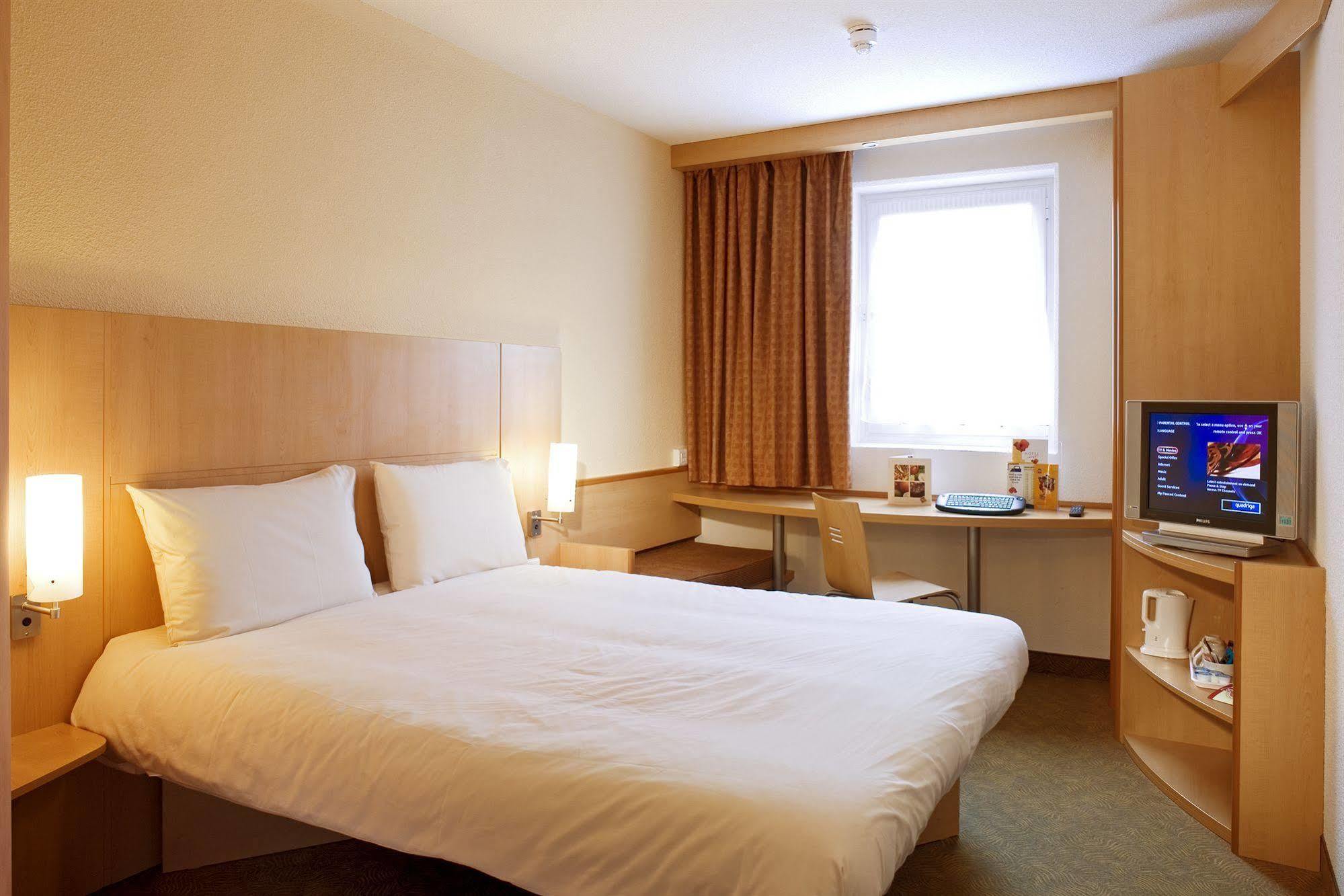 Hotel Ibis Centre Dock - One