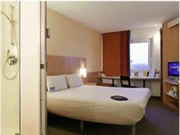 Ibis Centre Dock - One Hotel 3*